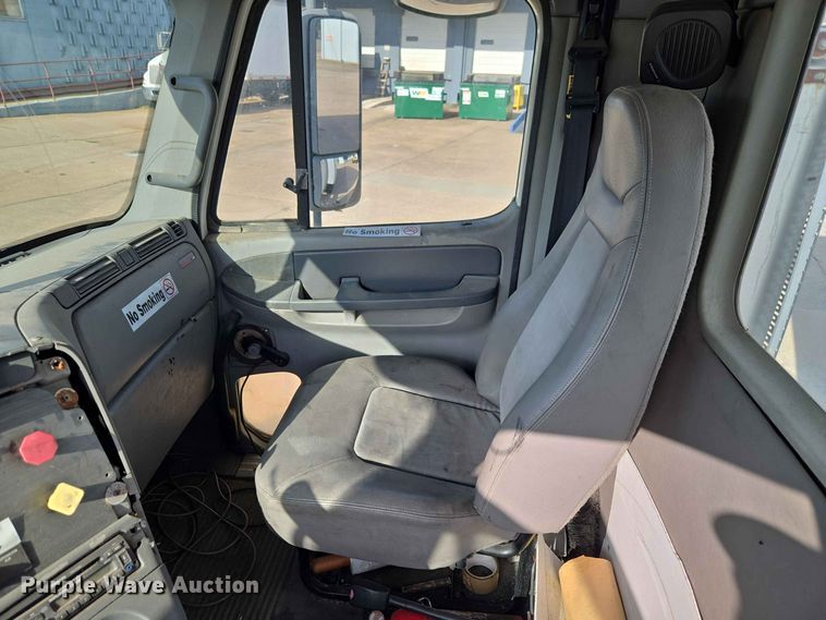 image for item FC0984 2003 Freightliner Columbia semi truck