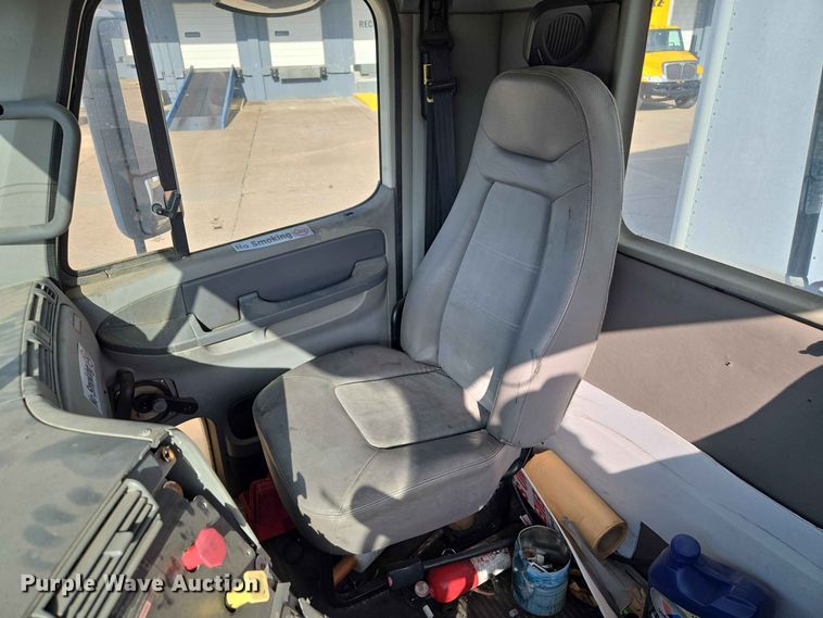 image for item FC0984 2003 Freightliner Columbia semi truck