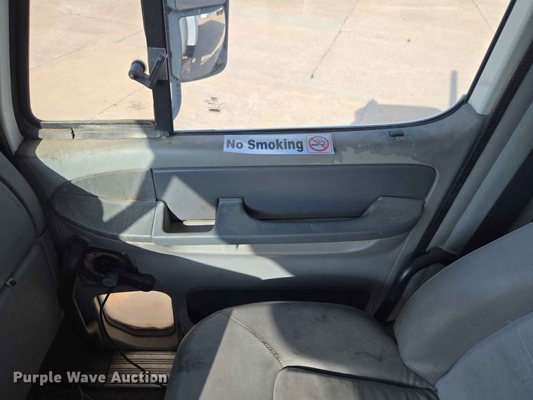 image for item FC0984 2003 Freightliner Columbia semi truck