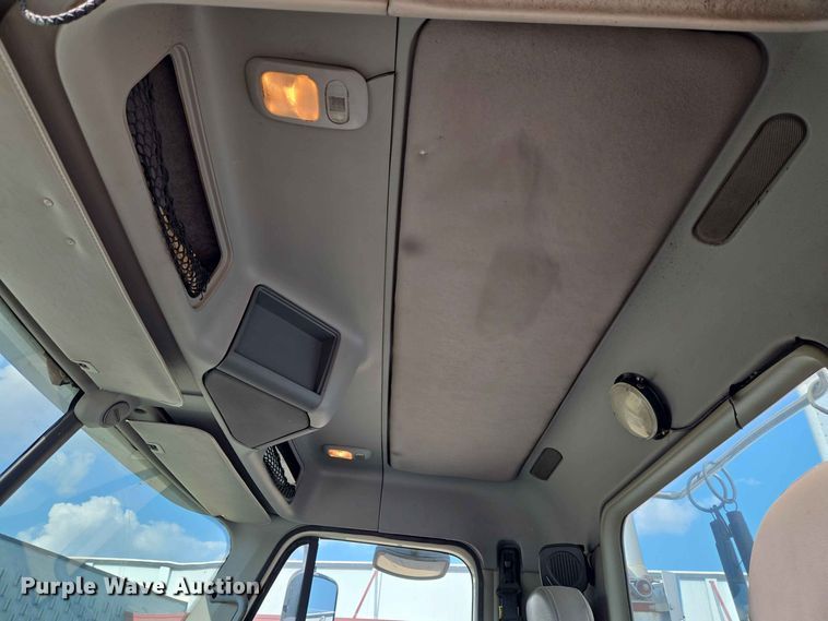 image for item FC0984 2003 Freightliner Columbia semi truck