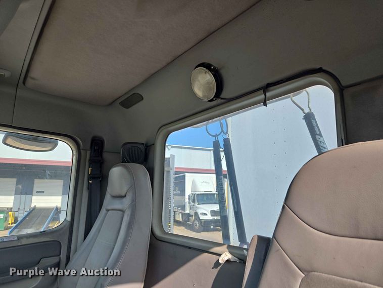 image for item FC0984 2003 Freightliner Columbia semi truck