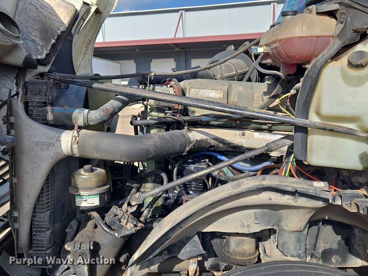 image for item FC0984 2003 Freightliner Columbia semi truck