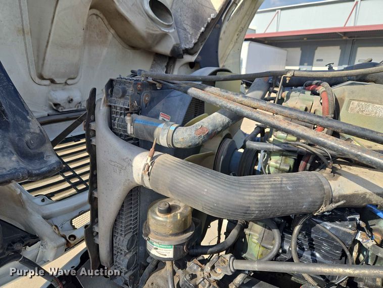 image for item FC0984 2003 Freightliner Columbia semi truck