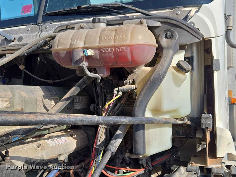 image for item FC0984 2003 Freightliner Columbia semi truck