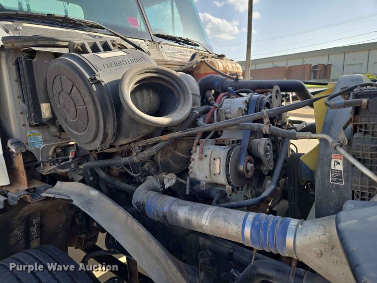 image for item FC0984 2003 Freightliner Columbia semi truck