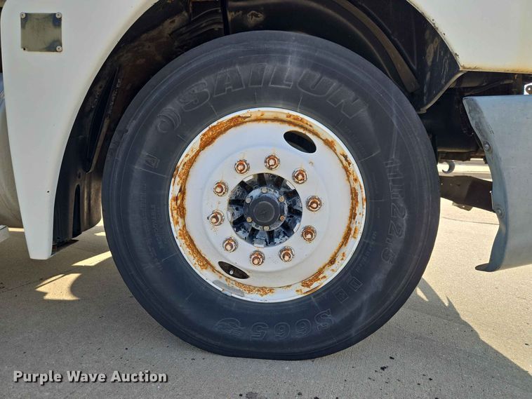 image for item FC0984 2003 Freightliner Columbia semi truck