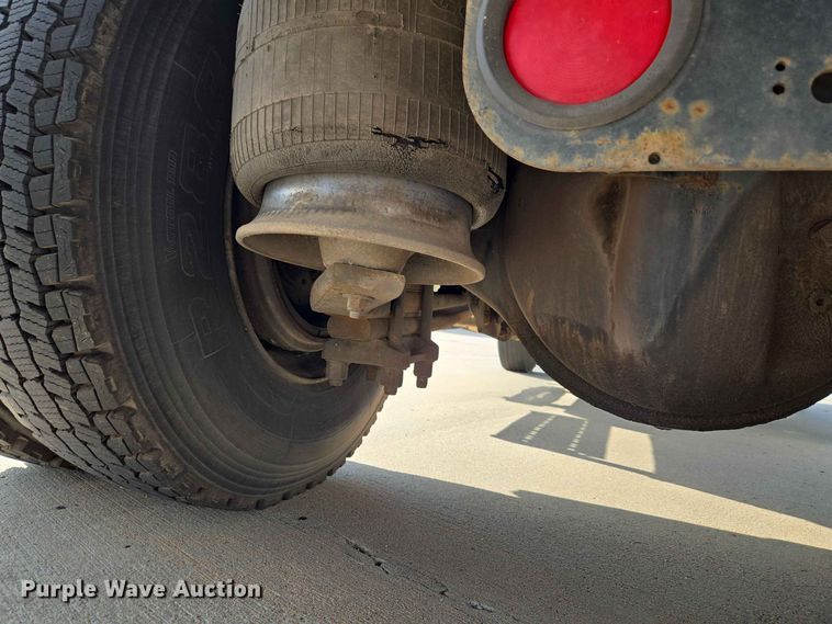 image for item FC0984 2003 Freightliner Columbia semi truck