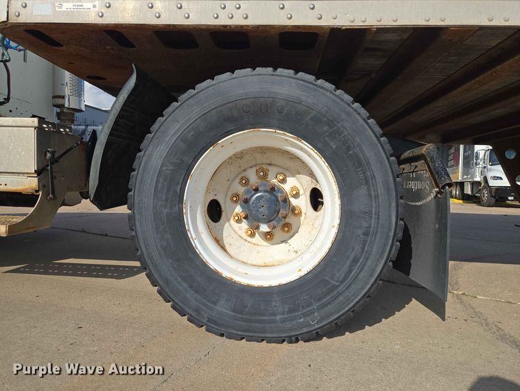 image for item FC0984 2003 Freightliner Columbia semi truck