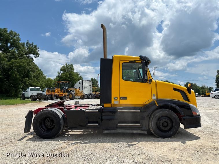 image for item FC1744 2015 Volvo VNL semi truck