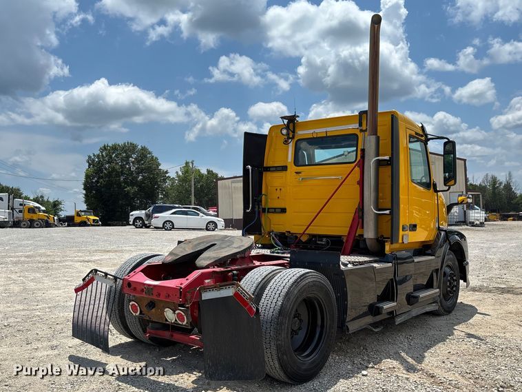 image for item FC1744 2015 Volvo VNL semi truck