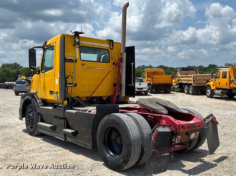 image for item FC1744 2015 Volvo VNL semi truck