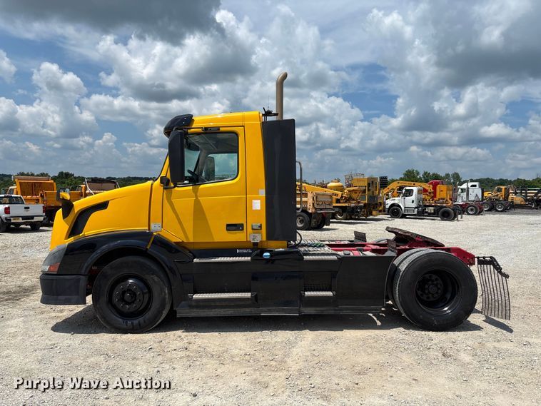 image for item FC1744 2015 Volvo VNL semi truck