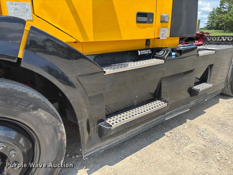 image for item FC1744 2015 Volvo VNL semi truck