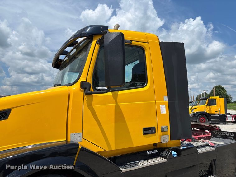 image for item FC1744 2015 Volvo VNL semi truck