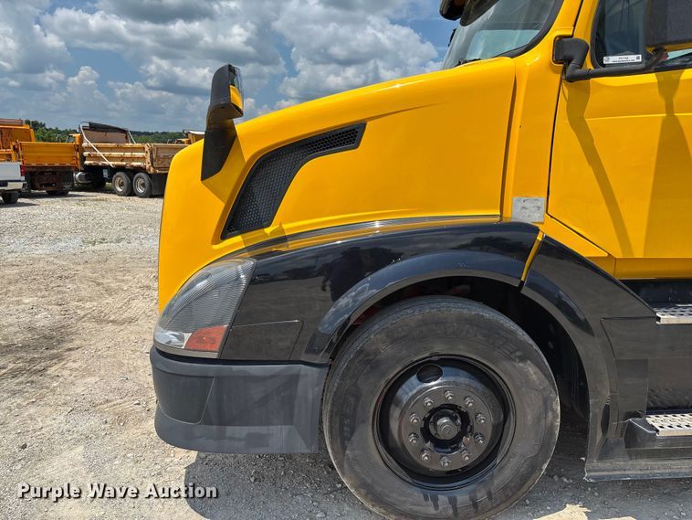 image for item FC1744 2015 Volvo VNL semi truck