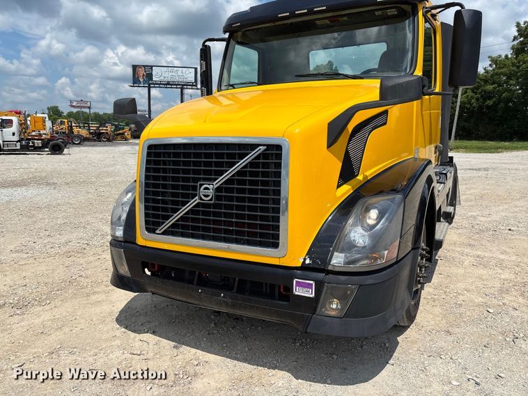 image for item FC1744 2015 Volvo VNL semi truck