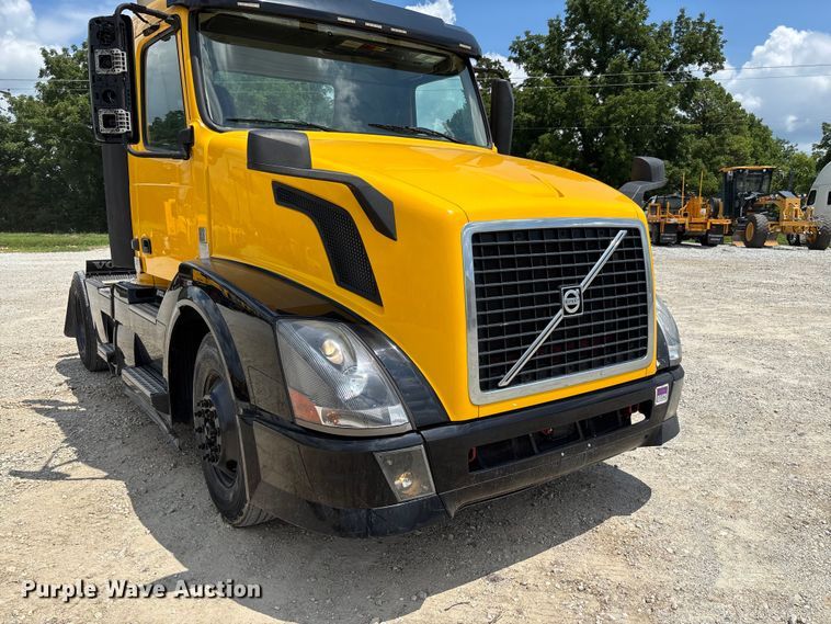 image for item FC1744 2015 Volvo VNL semi truck