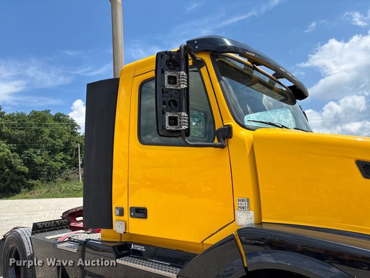 image for item FC1744 2015 Volvo VNL semi truck