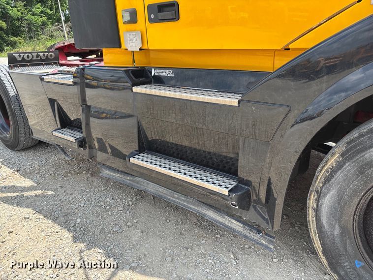 image for item FC1744 2015 Volvo VNL semi truck