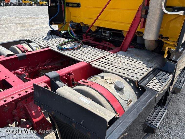 image for item FC1744 2015 Volvo VNL semi truck