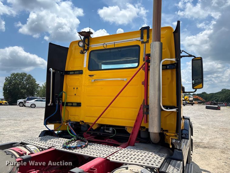 image for item FC1744 2015 Volvo VNL semi truck