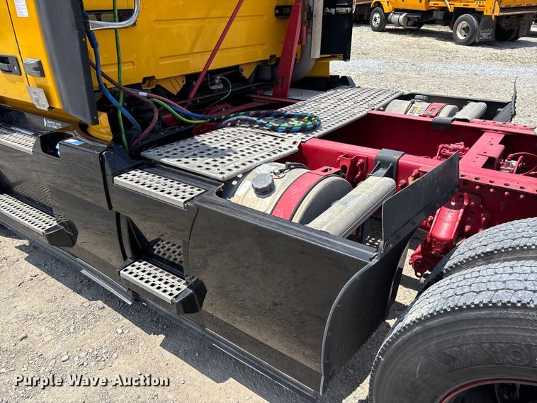image for item FC1744 2015 Volvo VNL semi truck