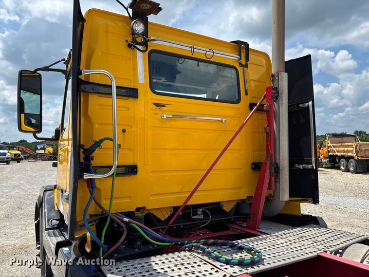 image for item FC1744 2015 Volvo VNL semi truck