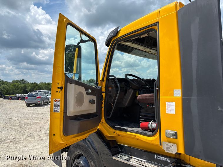 image for item FC1744 2015 Volvo VNL semi truck