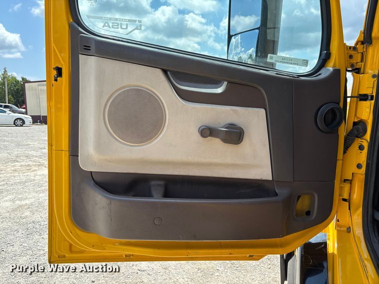 image for item FC1744 2015 Volvo VNL semi truck