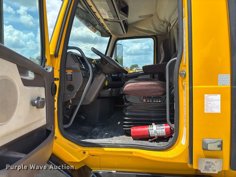 image for item FC1744 2015 Volvo VNL semi truck