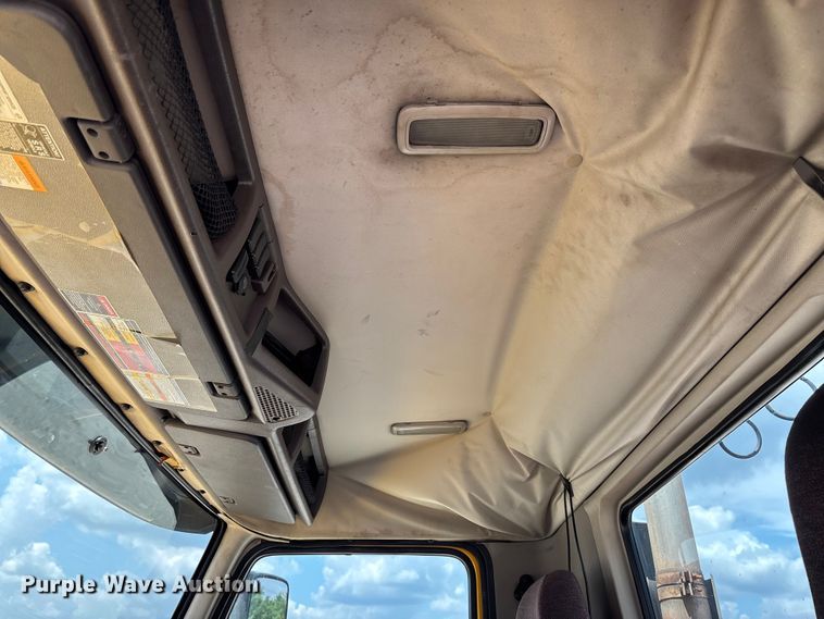 image for item FC1744 2015 Volvo VNL semi truck