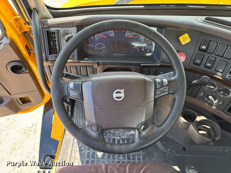 image for item FC1744 2015 Volvo VNL semi truck