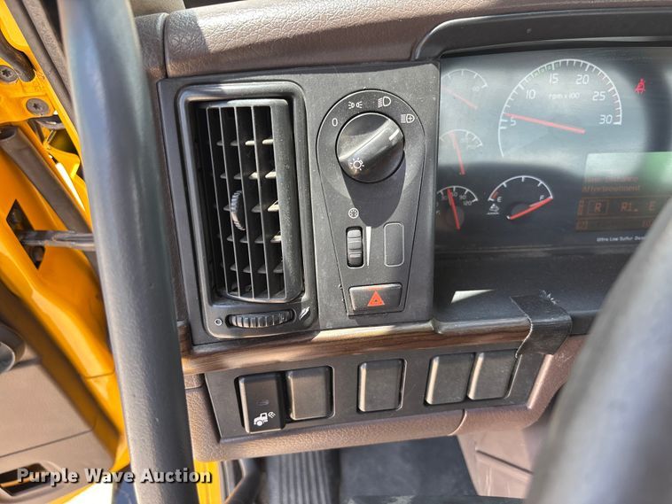 image for item FC1744 2015 Volvo VNL semi truck