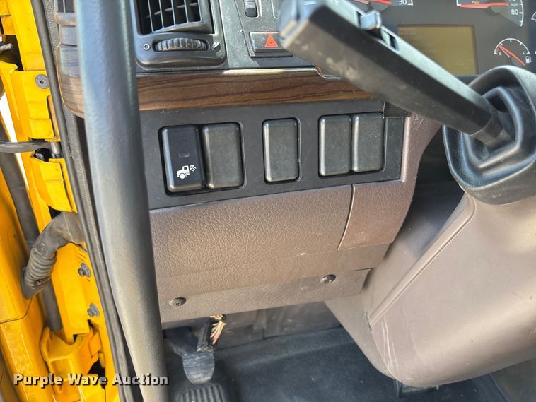 image for item FC1744 2015 Volvo VNL semi truck