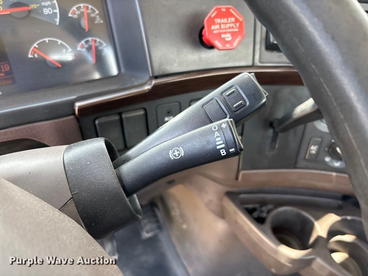 image for item FC1744 2015 Volvo VNL semi truck