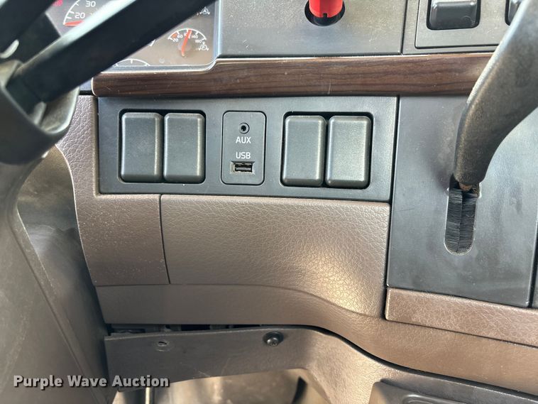 image for item FC1744 2015 Volvo VNL semi truck
