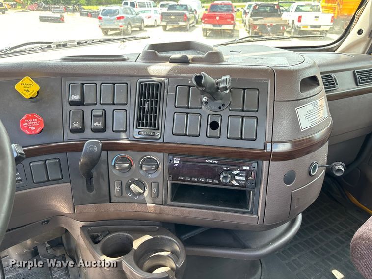 image for item FC1744 2015 Volvo VNL semi truck