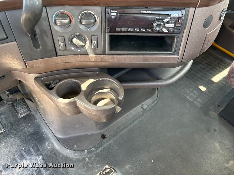 image for item FC1744 2015 Volvo VNL semi truck
