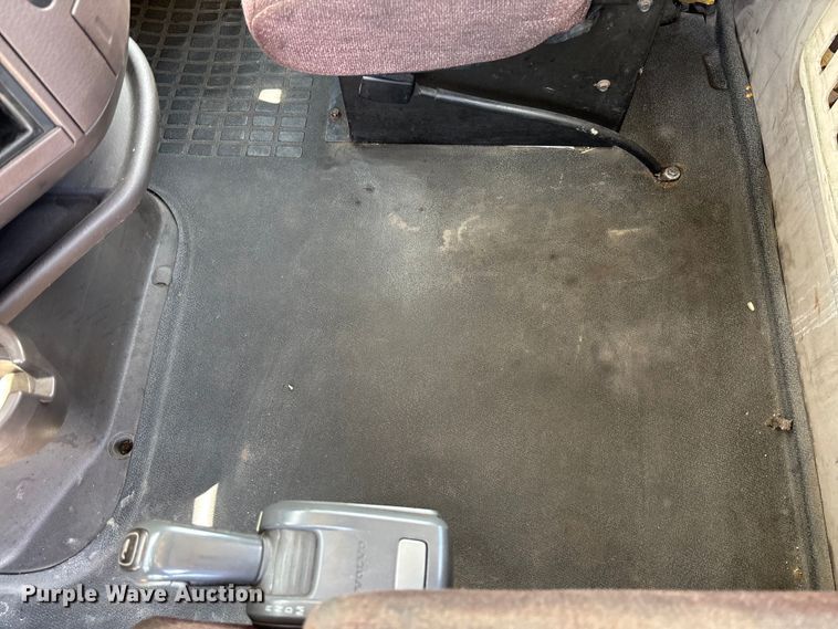 image for item FC1744 2015 Volvo VNL semi truck