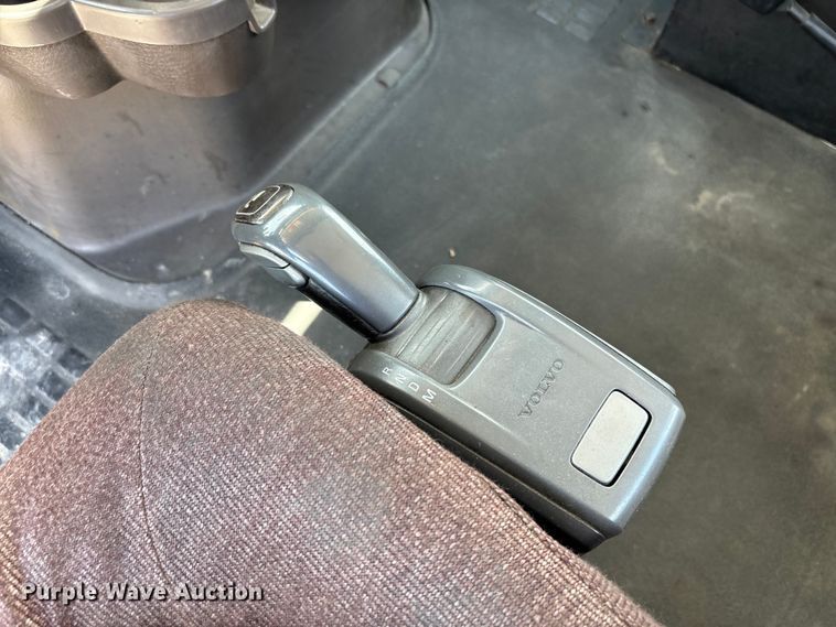 image for item FC1744 2015 Volvo VNL semi truck