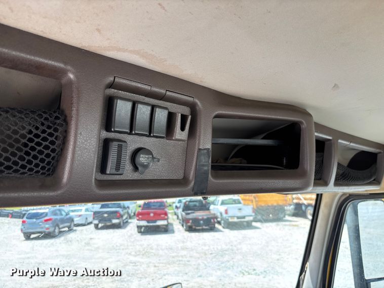 image for item FC1744 2015 Volvo VNL semi truck