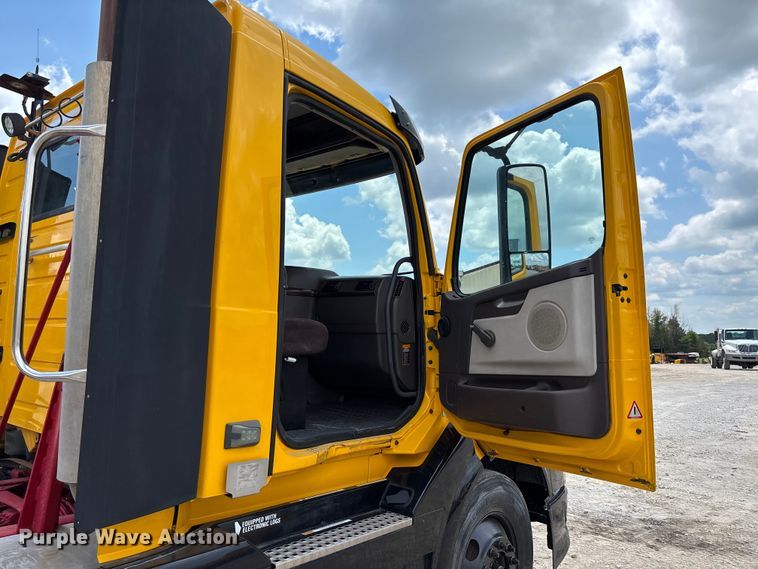 image for item FC1744 2015 Volvo VNL semi truck