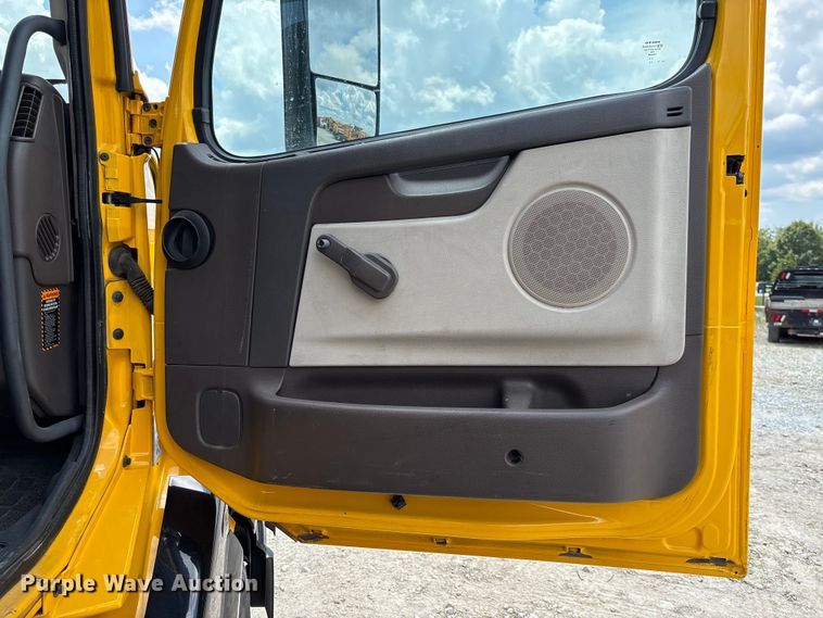 image for item FC1744 2015 Volvo VNL semi truck