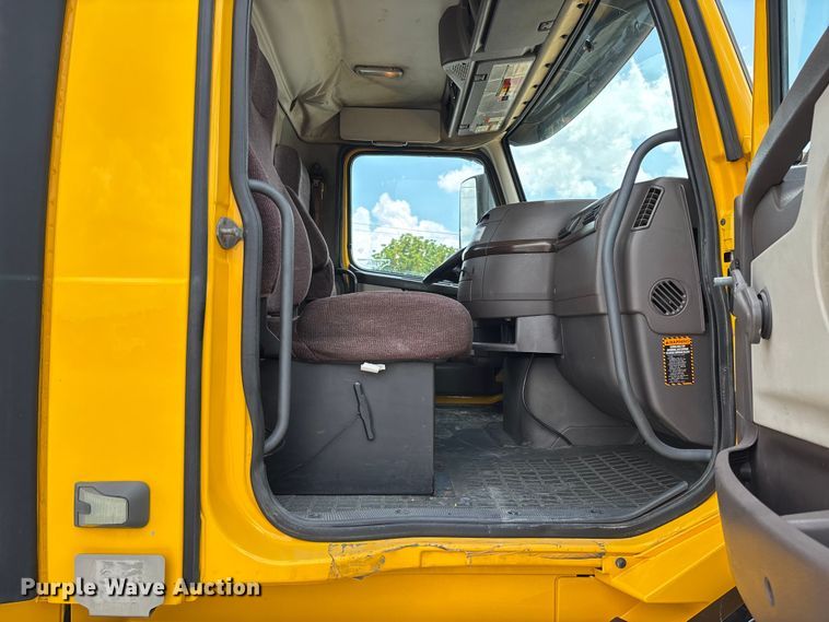 image for item FC1744 2015 Volvo VNL semi truck