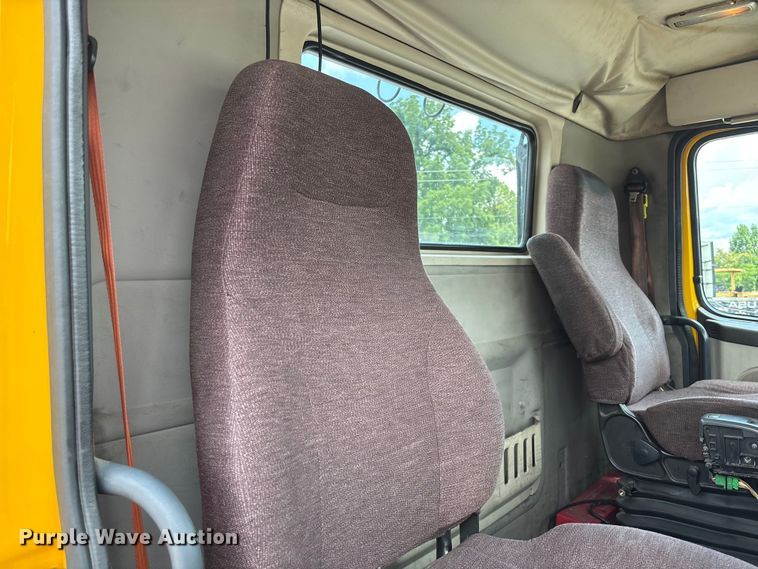 image for item FC1744 2015 Volvo VNL semi truck