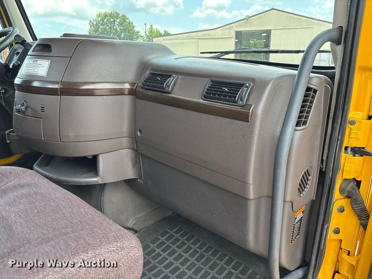 image for item FC1744 2015 Volvo VNL semi truck