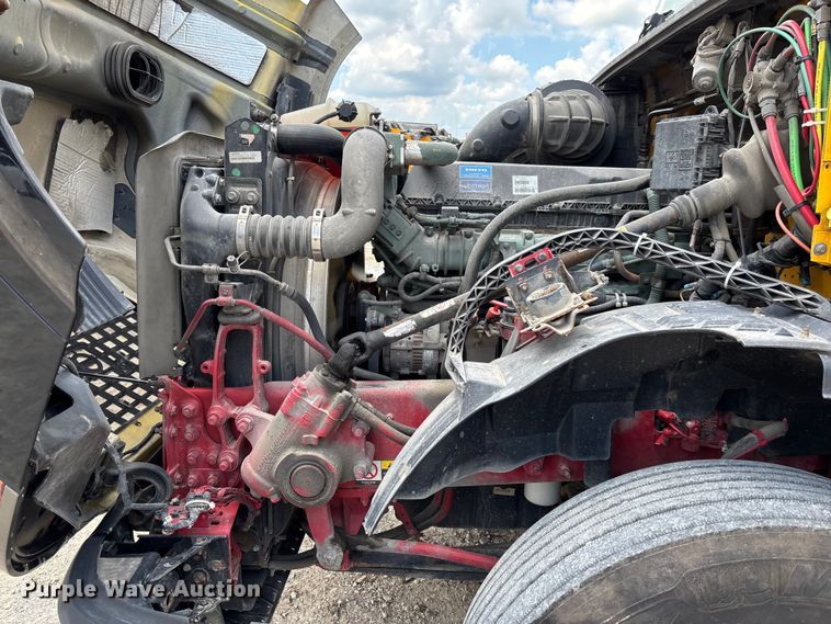image for item FC1744 2015 Volvo VNL semi truck