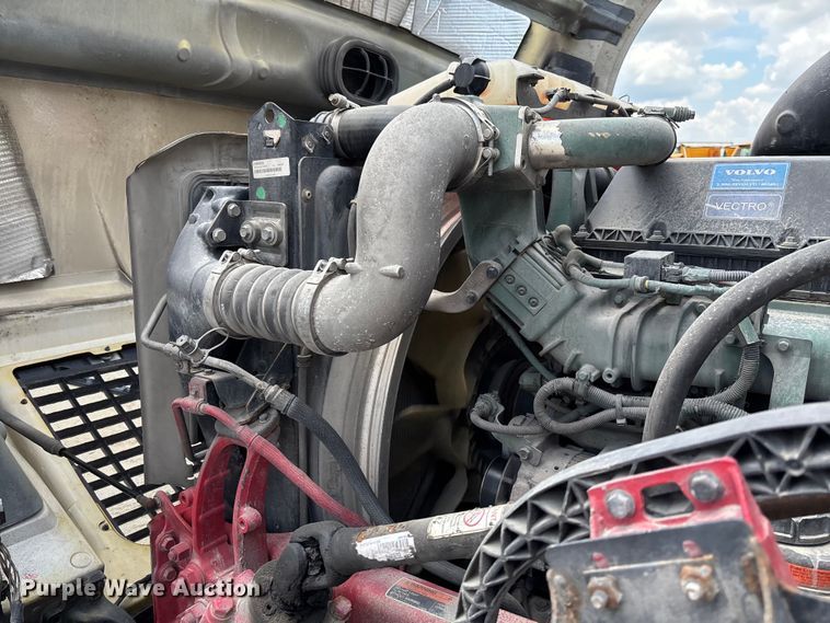 image for item FC1744 2015 Volvo VNL semi truck