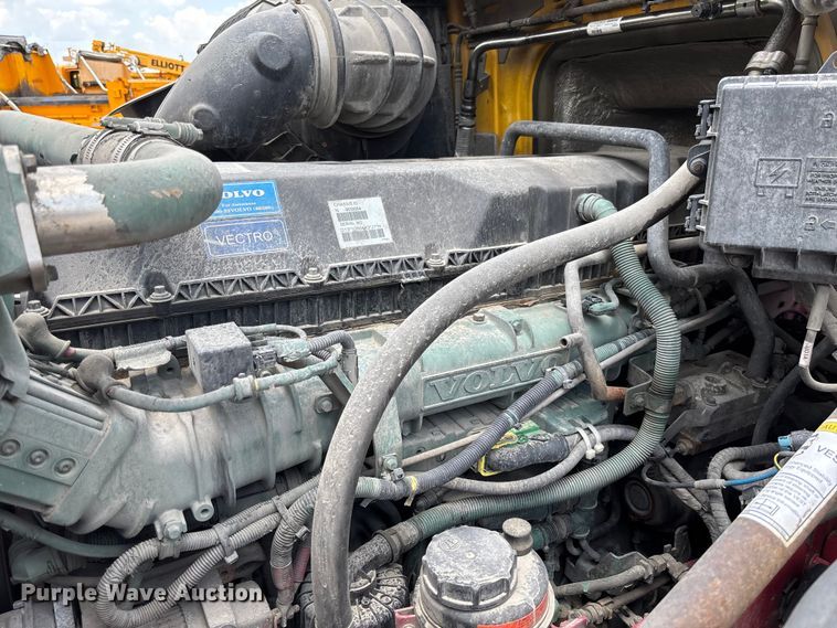 image for item FC1744 2015 Volvo VNL semi truck