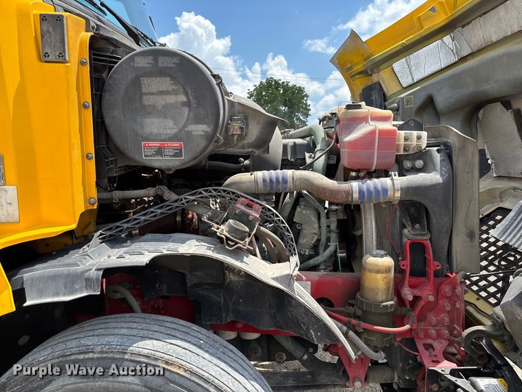 image for item FC1744 2015 Volvo VNL semi truck